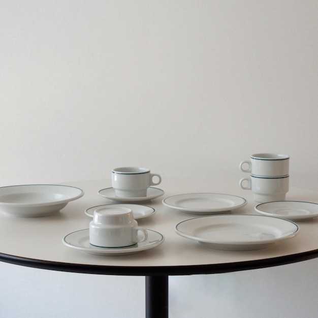 Colecție de farfurii și ustensile